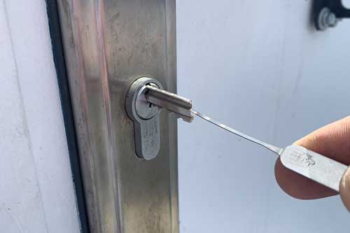 emergency locksmith services key snapped inside a house lock